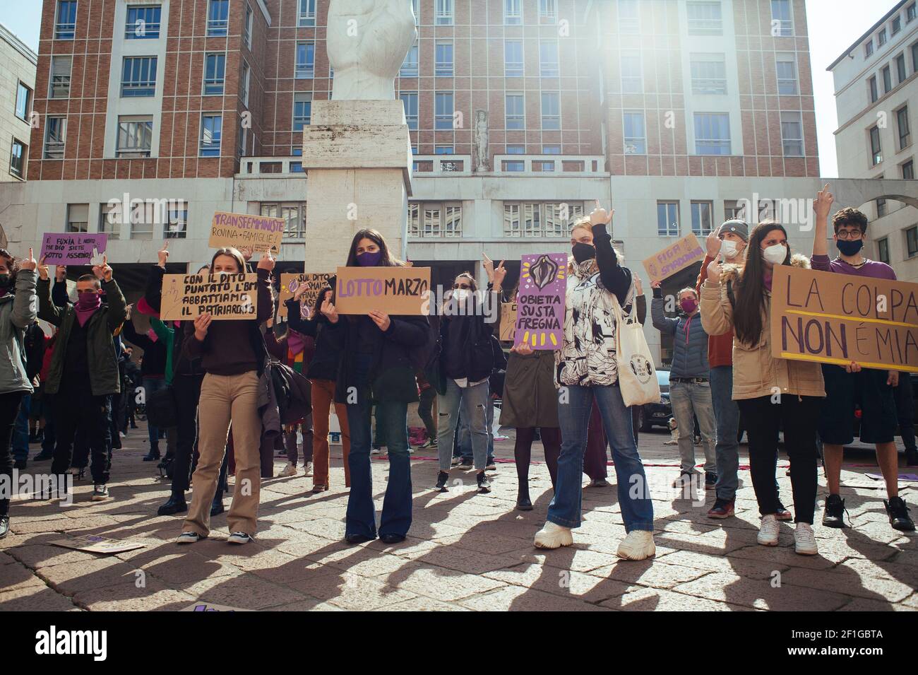 Die feministische Bewegung Not One Less (Non Una di Meno) förderte einen Streik mit Studentenverbänden und förderte Debatten über öffentliche Gesundheit, öffentliche Schulen, öffentliche Mittel für Anti-Gewalt-Zentren und Noteinkommen. Stockfoto