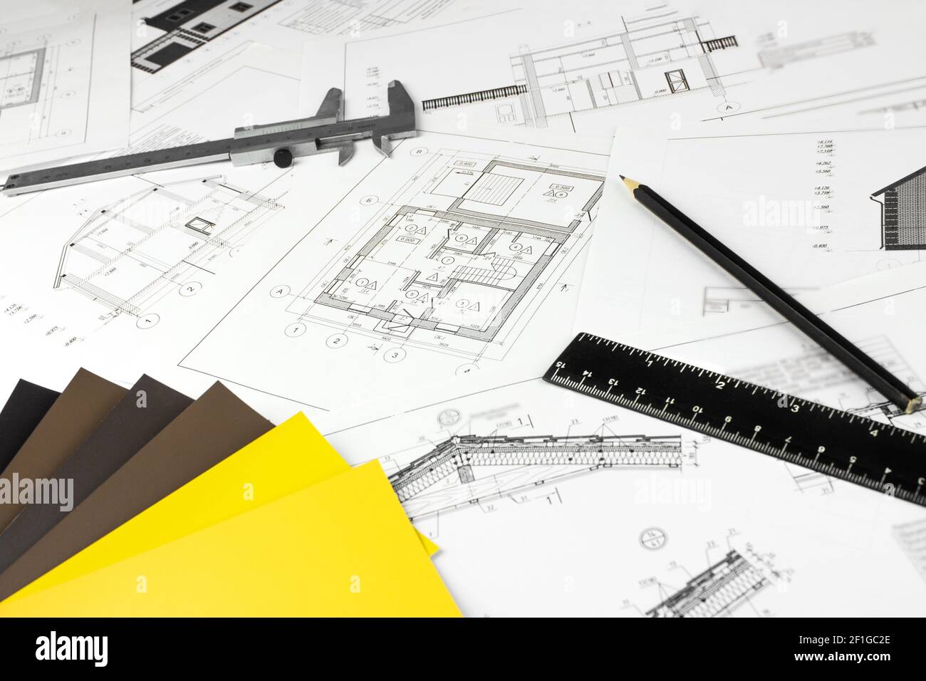 Architekturzeichnungen in Papierform. Bauhintergrund. Engineering-Tools Stockfoto