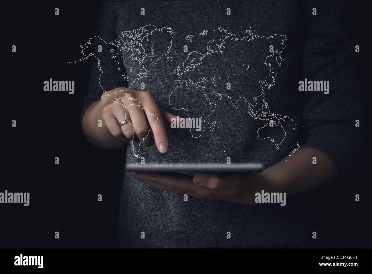Weibliche Teenager Hände mit Tablet mit Hologramm Weltkarte Stockfoto