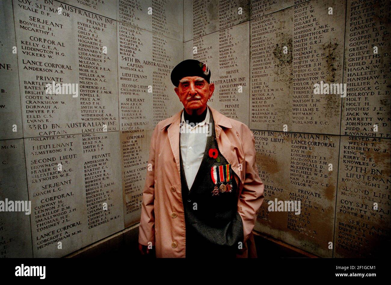 Robbie Burns Veteranen des Ersten Weltkriegs November 1998 103 Jahre Alter Weltkrieg ein Veteran der Queens eigenen Cameron Highlanders am Menin Gate in Ypern Stockfoto