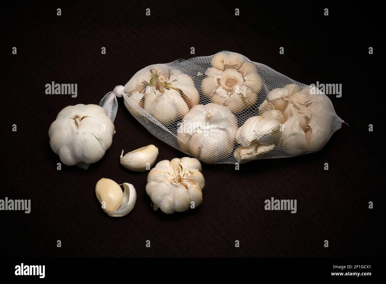 Knoblauch, Kopf von Knoblauch auf einem dunklen Hintergrund mit leichten Unschärfe, Netz von Knoblauch Stockfoto