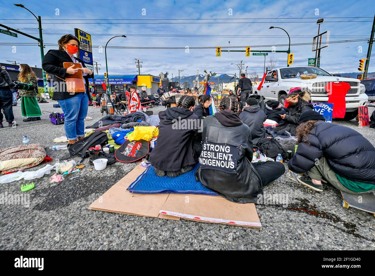 Geflochtene Krieger, indigene Rechte Aktivisten blockieren Port Zugang bei Clark & Hastings zu protestieren Gefängnisstrafe an ältere Stacy Gallagher RE Trans übergeben Stockfoto