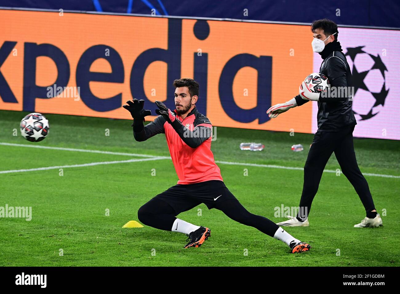 Dortmund, Nordrhein-Westfalen, Deutschland. März 2021, 8th. Torwart des FC Sevilla während des UEFA Champions League Trainings vor dem Spiel zwischen Borussia Dortmund und dem FC Sevilla im Signal Iduna Park in Dortmund. Quelle: Marc Niemeyer/DAX/ZUMA Wire/Alamy Live News Stockfoto