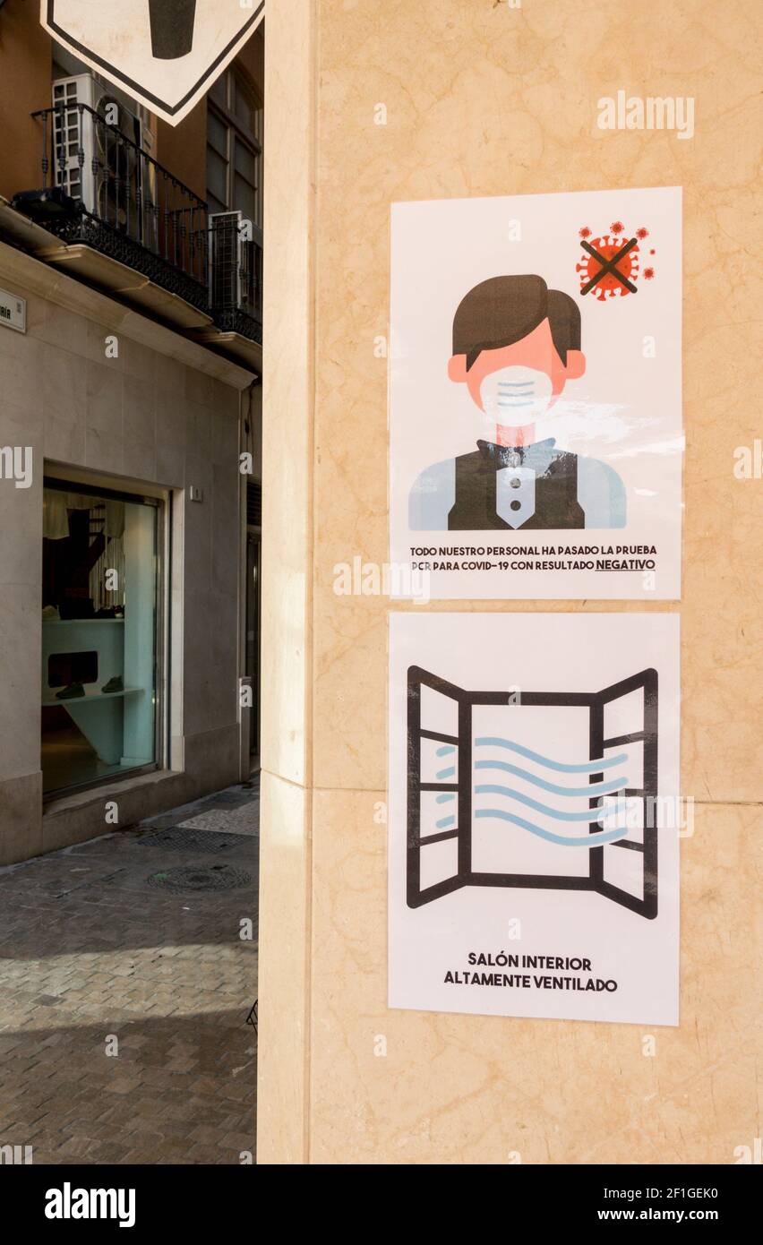Covid 19 Regeln in Zeichen mit Belüftung und Kellner getestet PCR. Malaga, Spanien. Stockfoto
