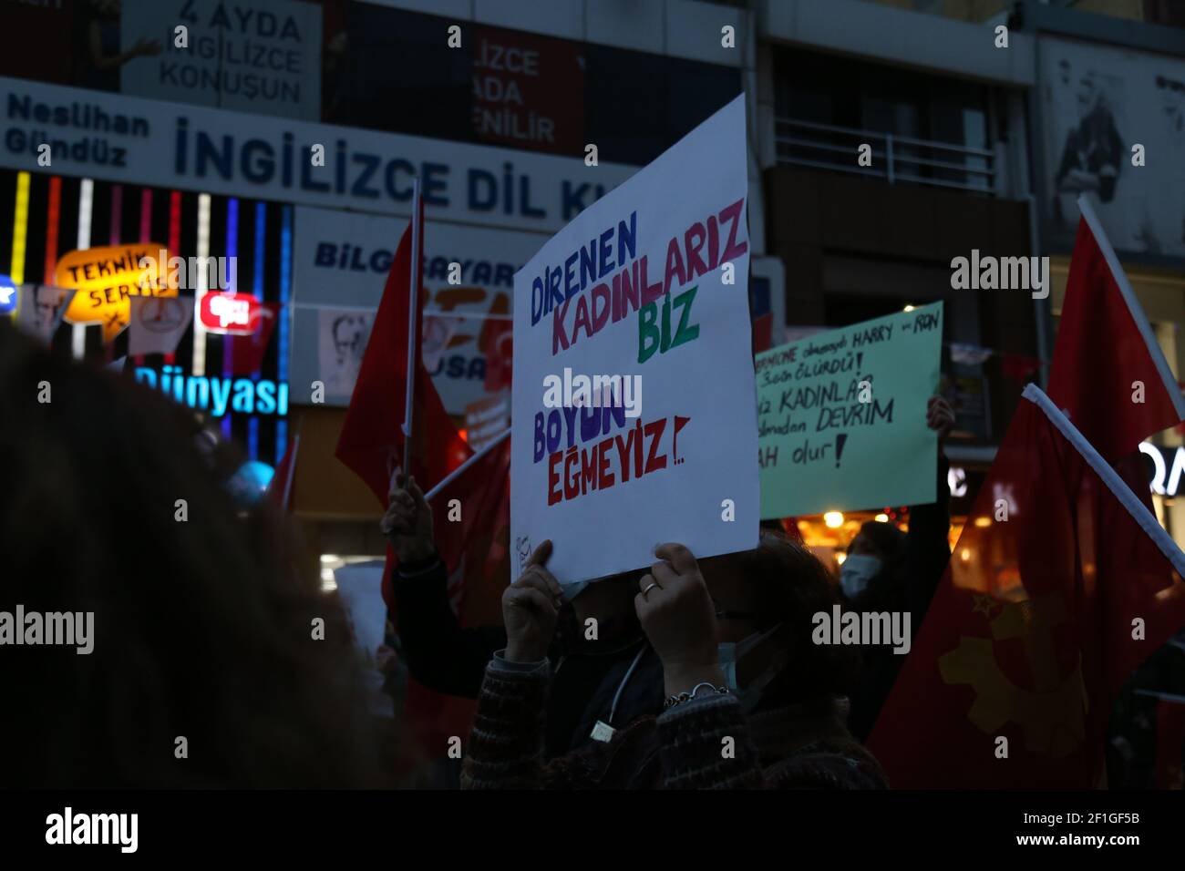 Karsiyaka, Izmir - Türkei , 03-08-2021: Ansichten vom Internationalen Tag der Arbeiterinnen in Izmir, Türkei. Stockfoto