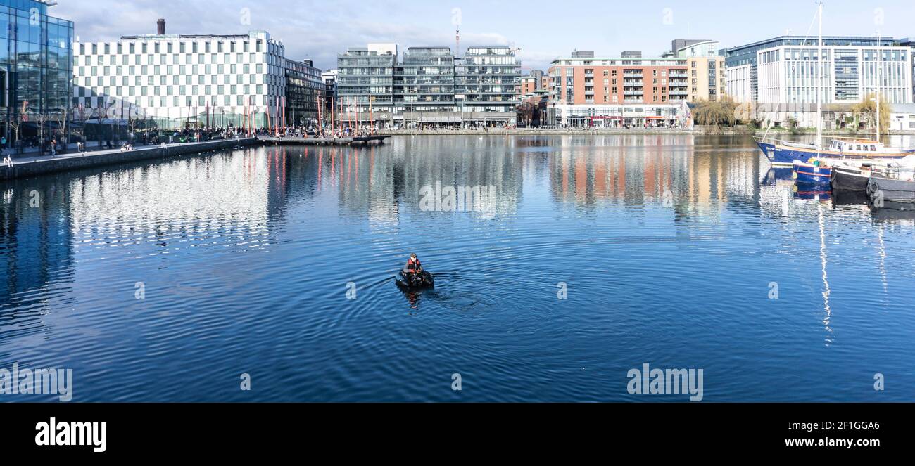 Grand Canal Docks, Dublin, Irland. Ein Mann aus Angeln in einem kleinen Handwerk in Grand Canal Docks. Stockfoto
