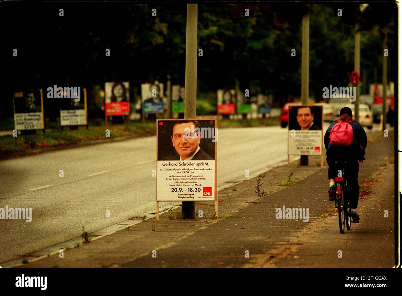 Gerhard Schroder spricht erscheint auf Campaign Political Posters which line Die Hauptstraße nach Hamburg für die Bundestagswahl Stockfoto