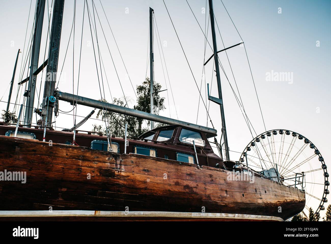 Riesenrad gegen den blauen Himmel Stockfoto