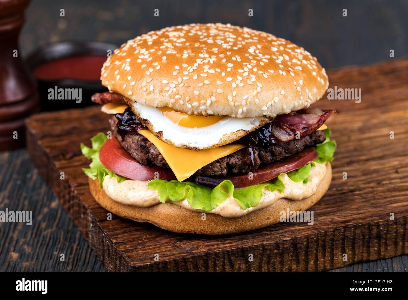 Burger auf einem Holzbrett Stockfoto