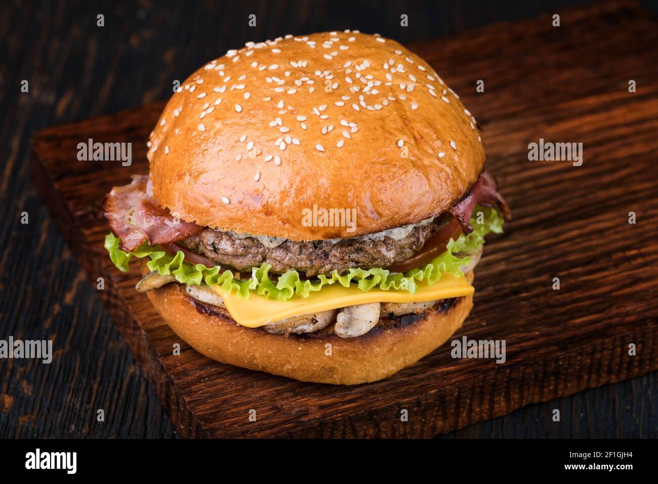 Burger auf einem Holzbrett Stockfoto