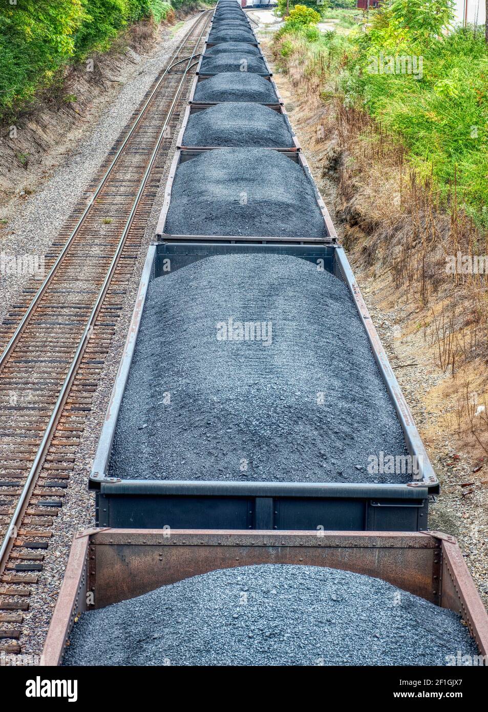 Vertikale Aufnahme einer Linie von Kohlewagen auf einem Güterzug. Dies ist ein überarbeitetes Bild. Stockfoto