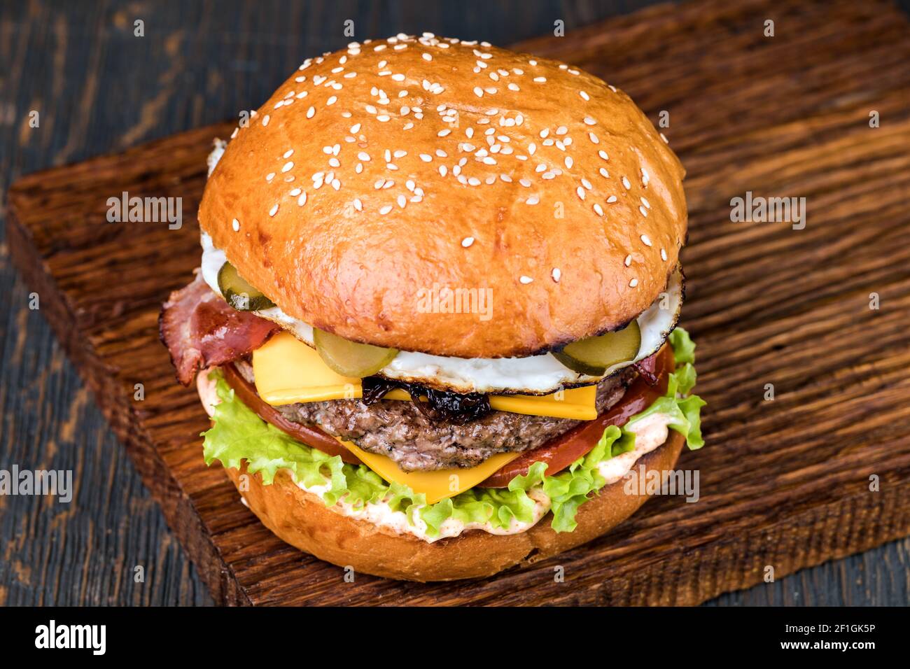 Burger auf einem Holzbrett Stockfoto