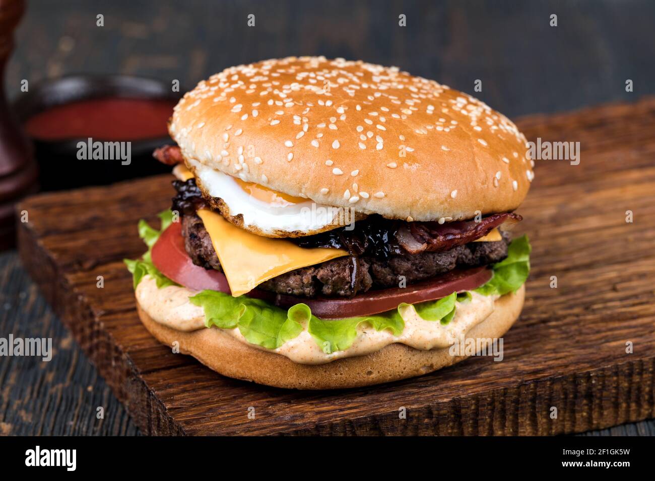 Burger auf einem Holzbrett Stockfoto