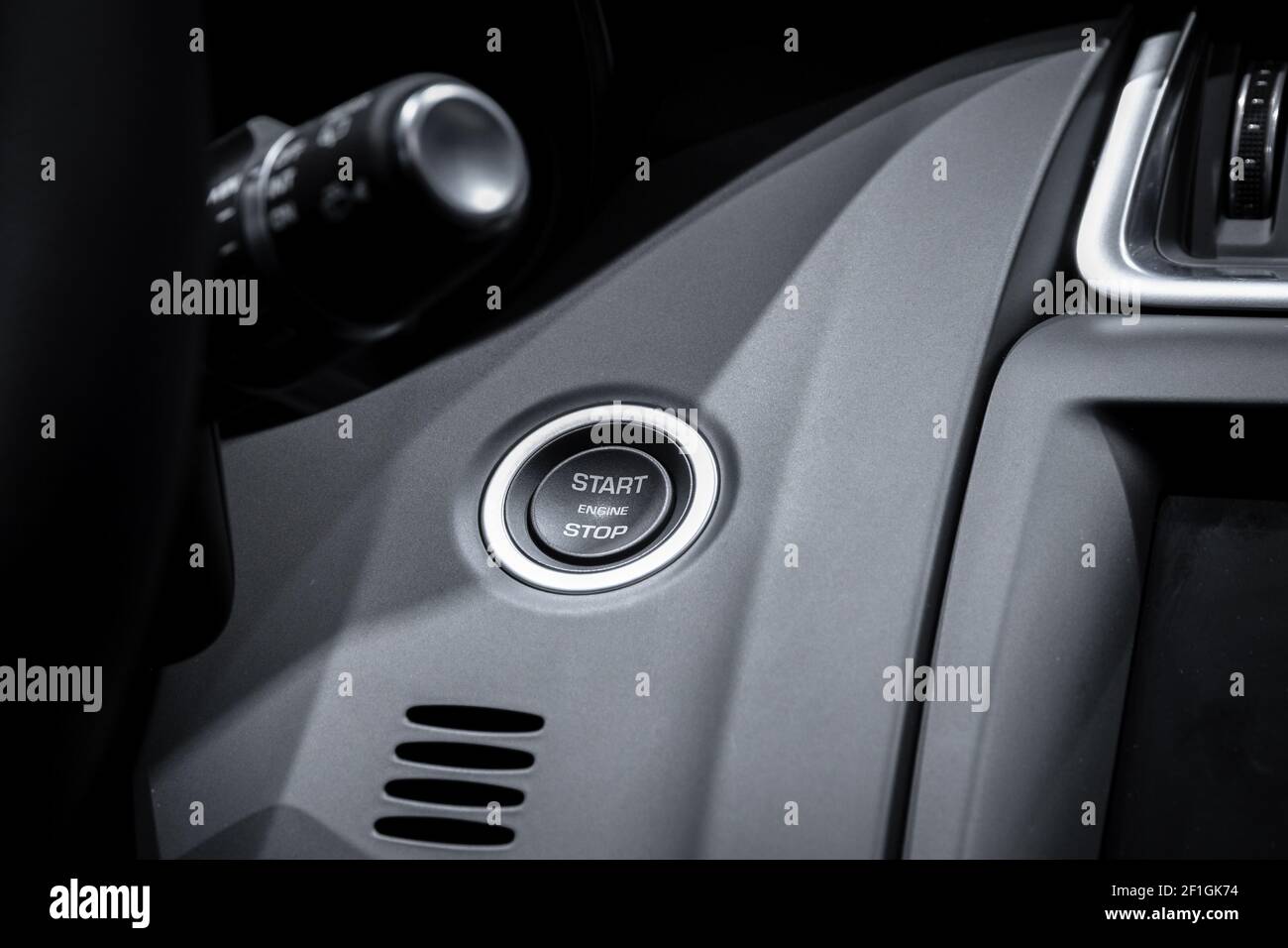 Motor-Start-und-Stopp-Taste in einem modernen Auto Stockfoto