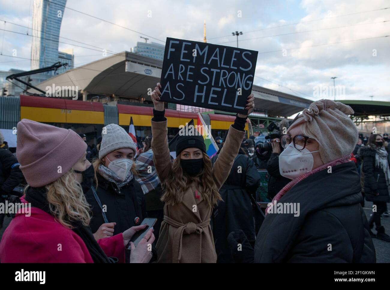 Warschau, Warschau, Polen. März 2021, 8th. Ein Demonstrator hält am 8. März 2021 in Warschau, Polen, ein Plakat. Rund 300 Menschen nahmen an einer jährlich vom Polnischen Frauenstreik organisierten Demonstration Teil, um das Bewusstsein für legale und sichere Abtreibung zu schärfen, insbesondere nach Polens Erklärung des Obersten Gerichtshofs vom 22. Oktober 2020, die Abtreibung bei schweren Fehlbildungen des Fötus verfassungswidrig macht. Quelle: Aleksander Kalka/ZUMA Wire/Alamy Live News Stockfoto