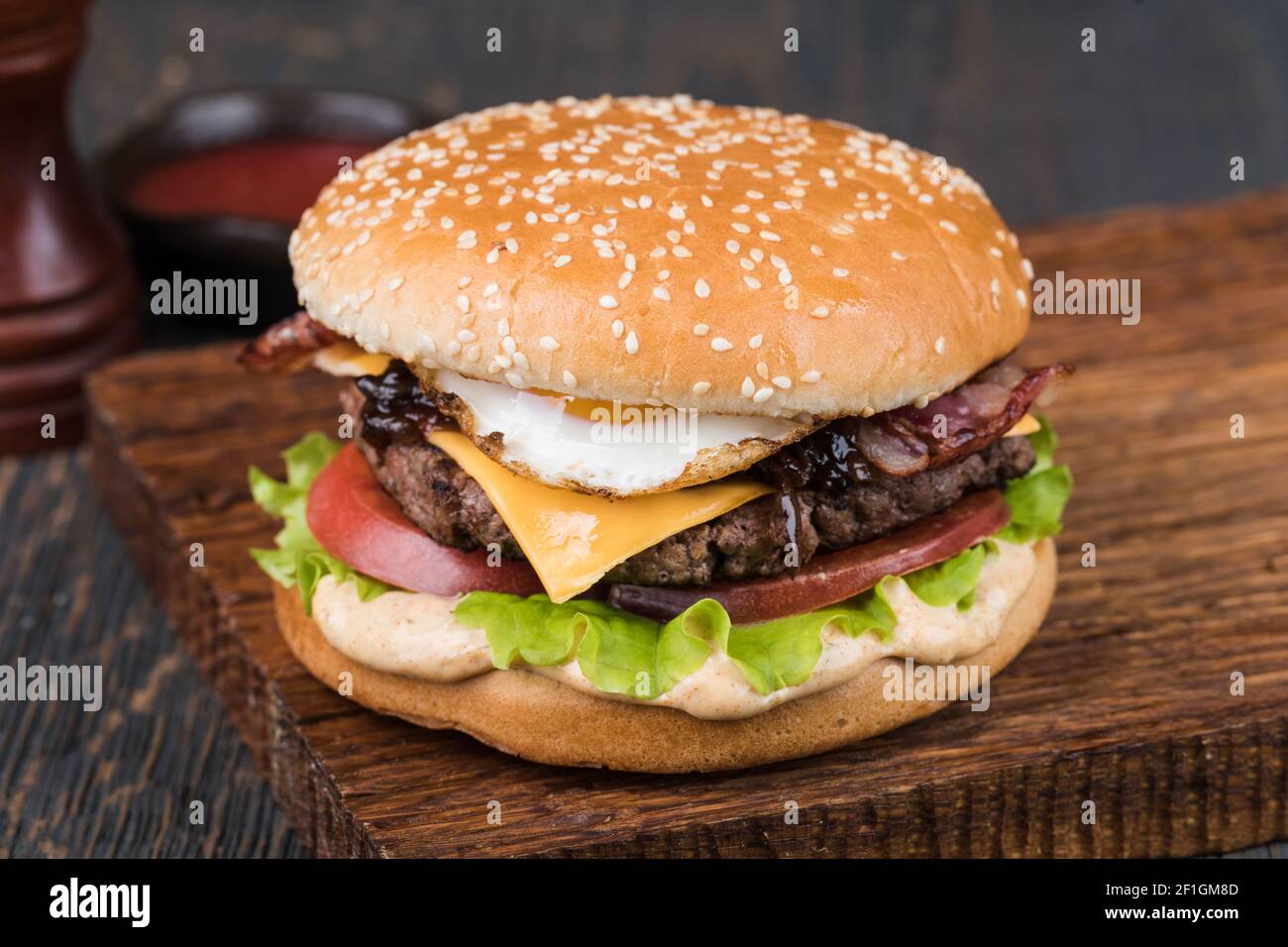 Burger auf einem Holzbrett Stockfoto