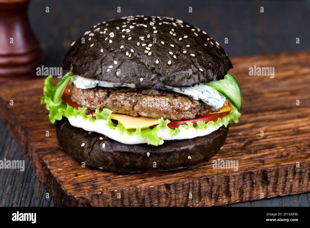 Burger auf einem Holzbrett Stockfoto