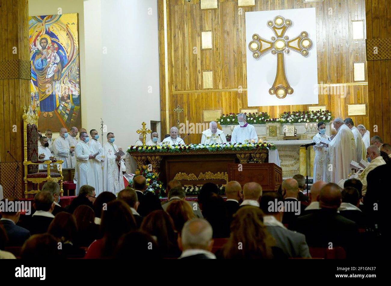 Bagdad, Irak. März 2021, 08th. Zeigt Papst Franziskus (C), feiert die Messe in Bagdads St. Joseph Kathedrale am zweiten Tag des ersten päpstlichen Besuch im Irak. Am Samstag, 6. März 2021. Foto von der Pressestelle des irakischen Premierministers/UPI Quelle: UPI/Alamy Live News Stockfoto