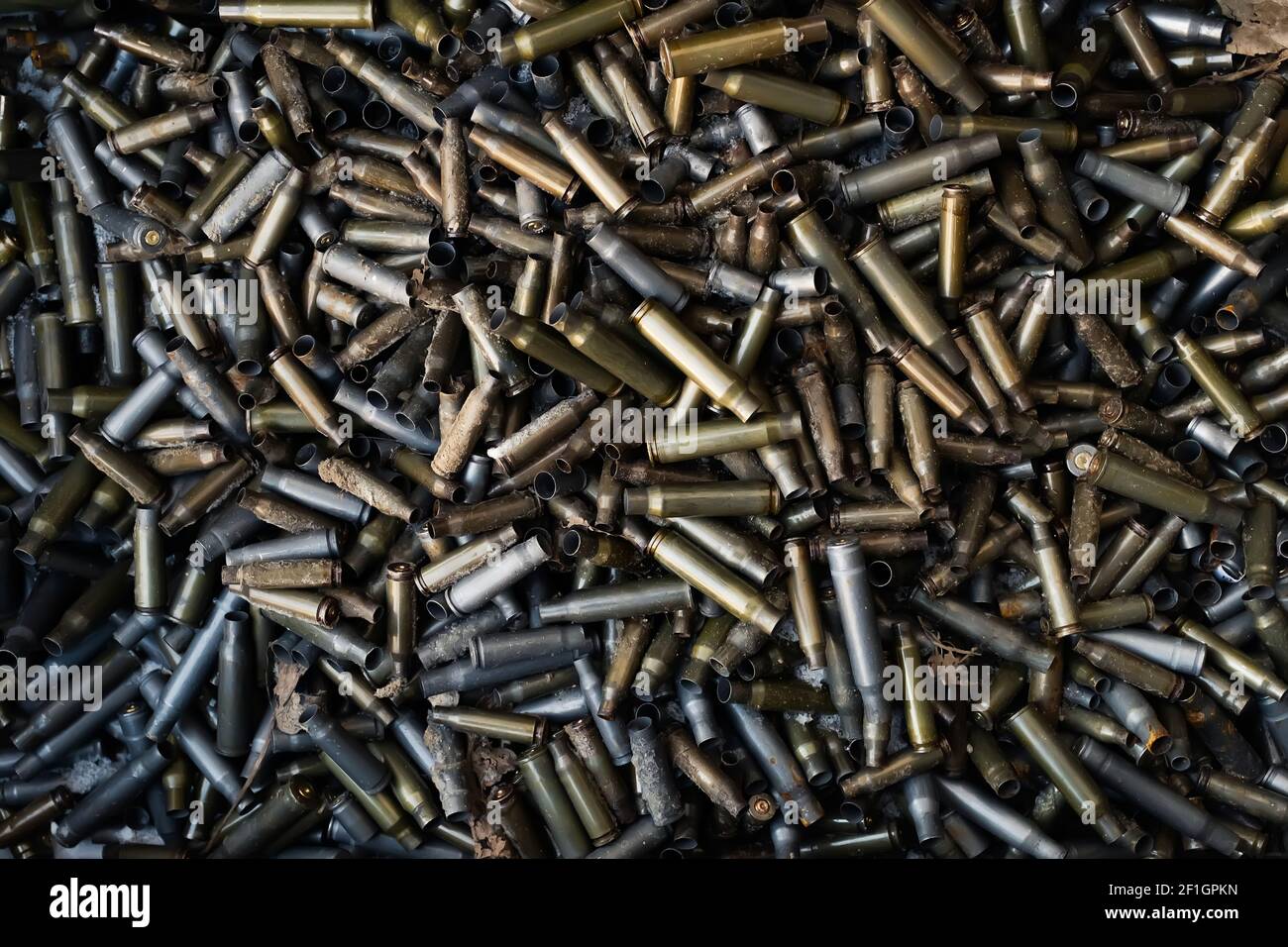 Leere Karabiner- oder Gewehrpatronen. Eine große Anzahl von Fällen. Hintergrund von Messingmunition Patronen, um bewaffnete Konflikte, Krieg oder Schüsse zu veranschaulichen. Stockfoto