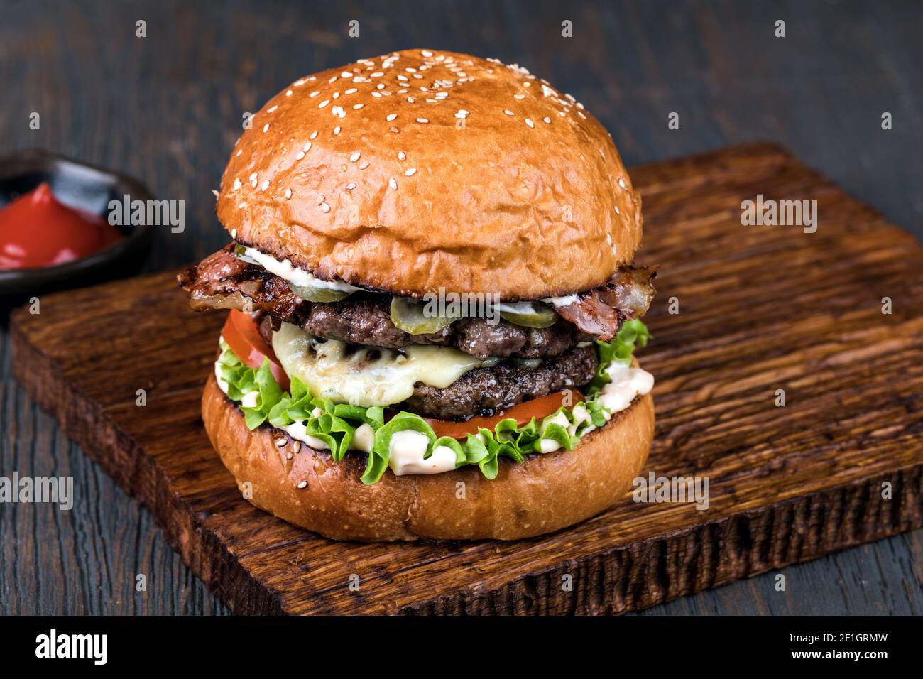 Burger auf einem Holzbrett Stockfoto