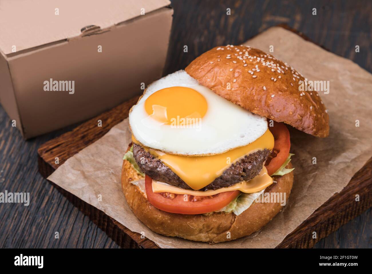 Burger auf einem Holzbrett Stockfoto