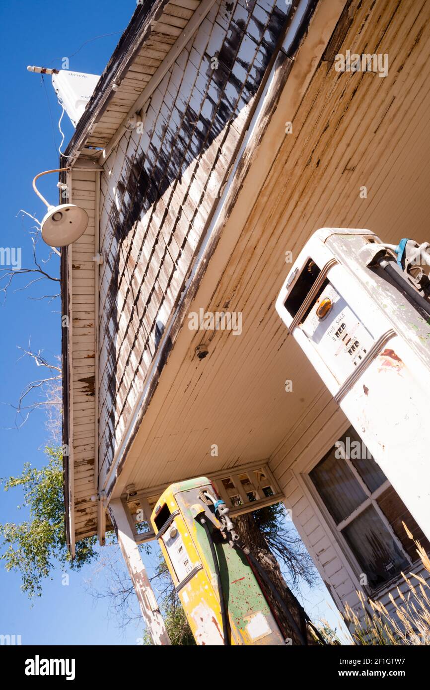 Alte verlassene Tankstelle zwei Kraftstoffpumpen vorne Stockfoto