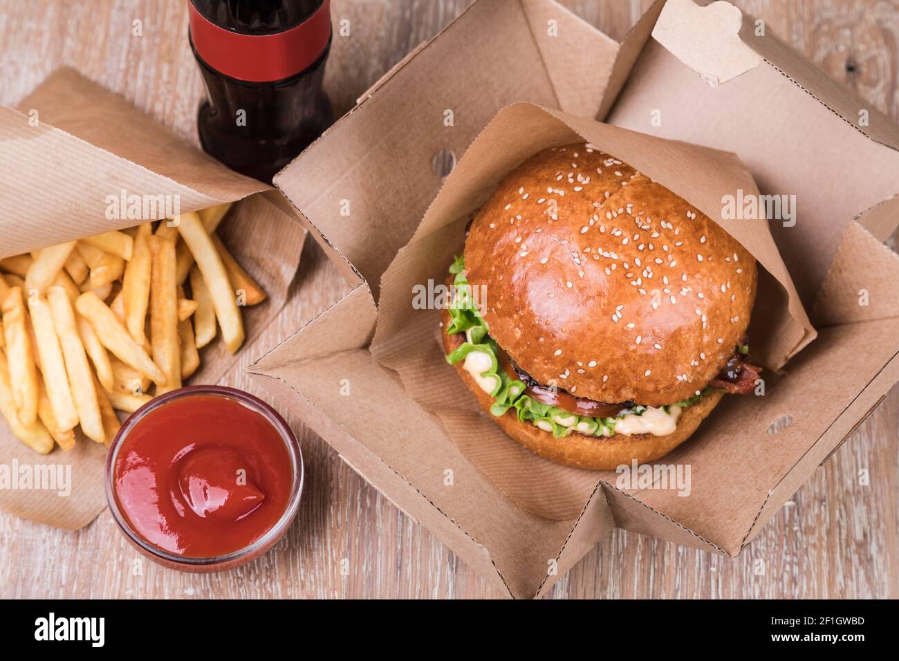 Burger auf einem Holzbrett Stockfoto