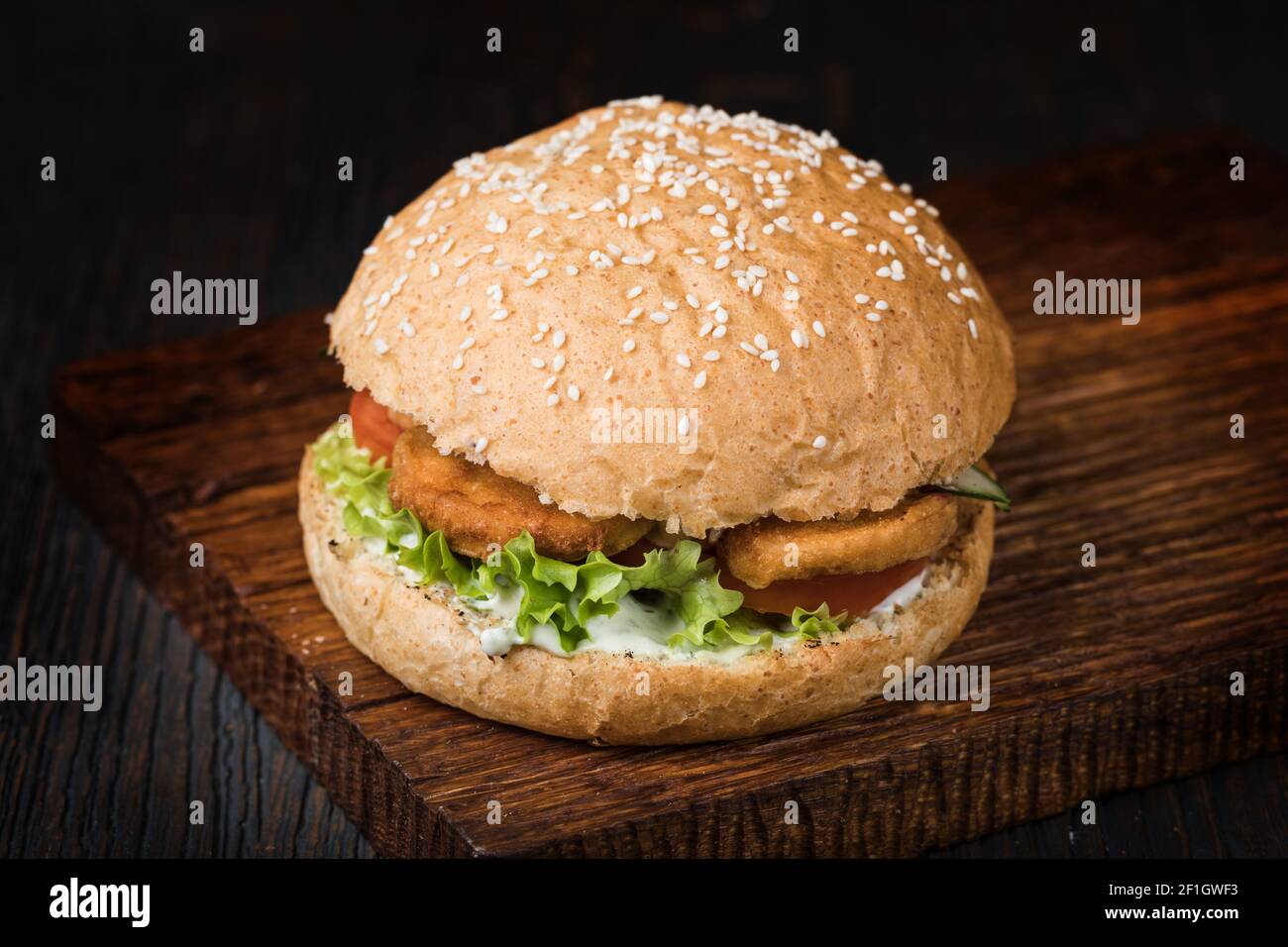 Burger auf einem Holzbrett Stockfoto