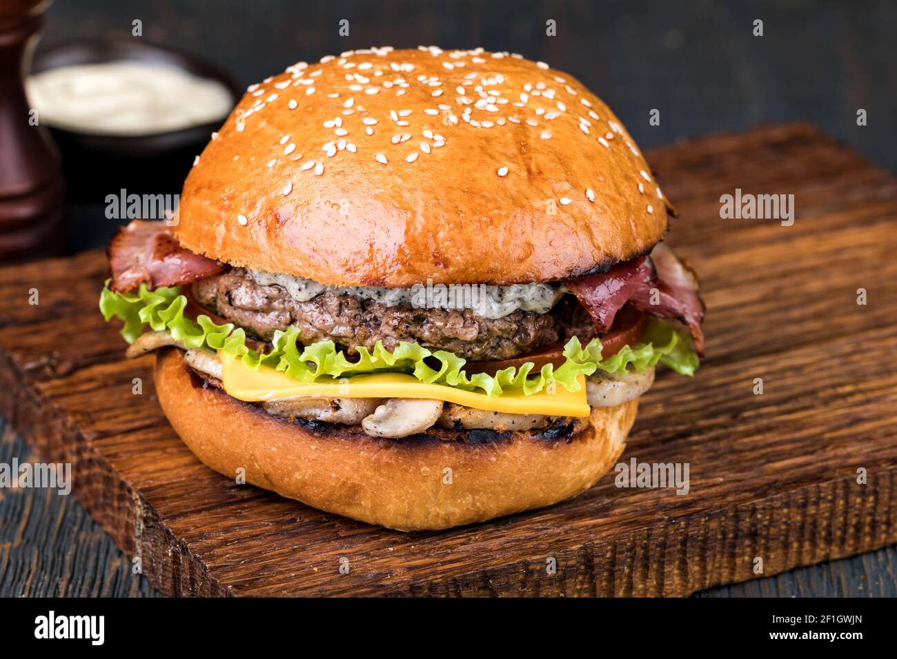 Burger auf einem Holzbrett Stockfoto