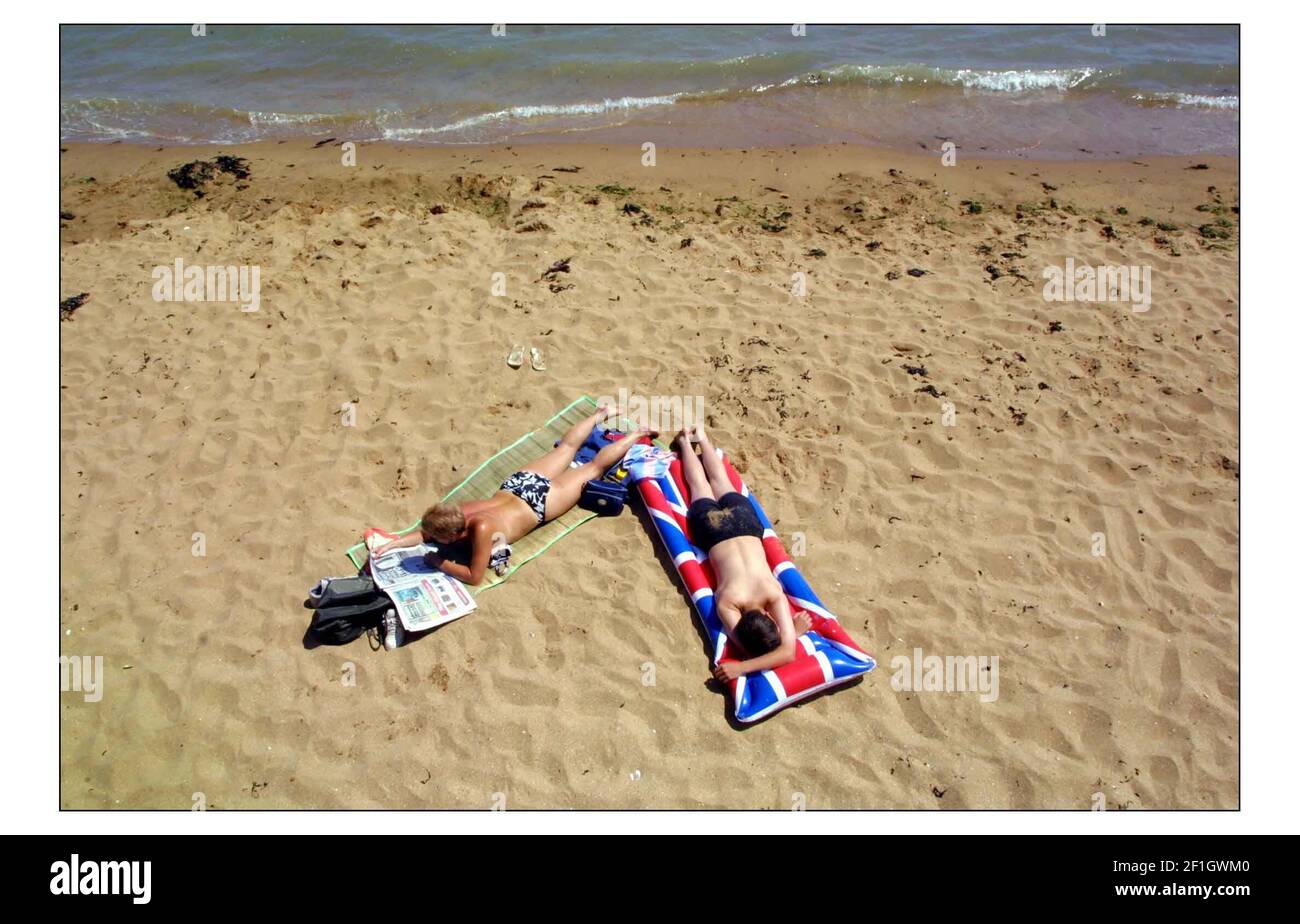 Sonne......Sonne....genießen Sie die Hitze des Sommers, während es dauert. Sonnenanbeter am Strand von Ramsgate.pic David Sandison 14/7/2003 Stockfoto