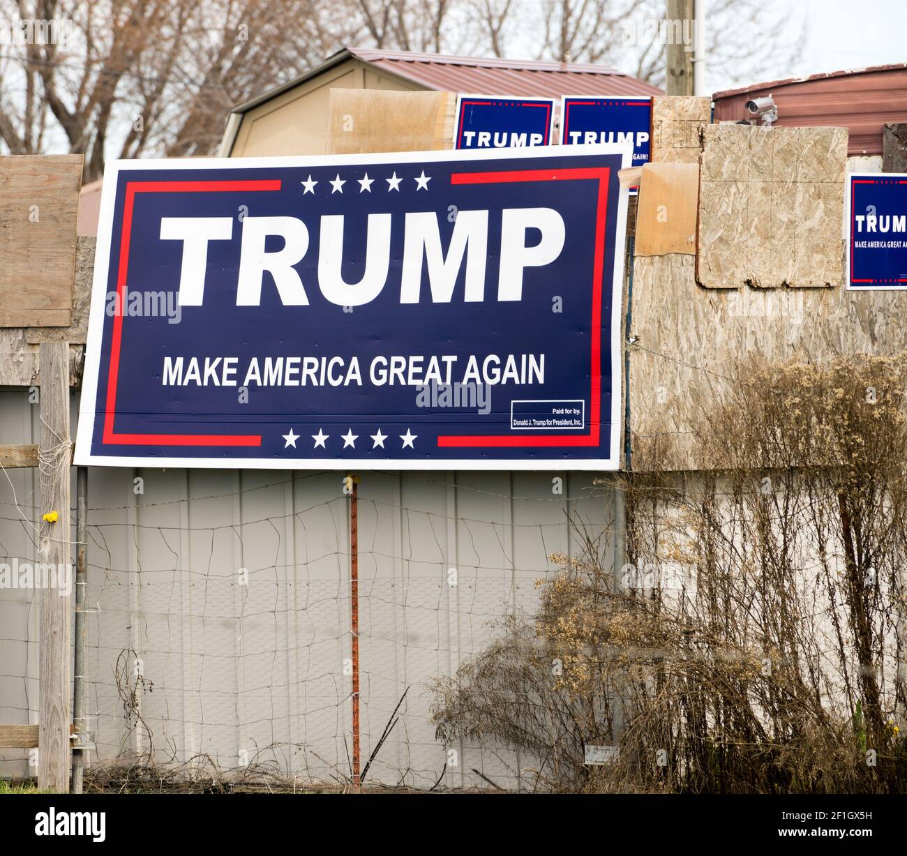 Schilder, die Trump und den Slogan unterstützen, machen Amerika wieder groß Stockfoto