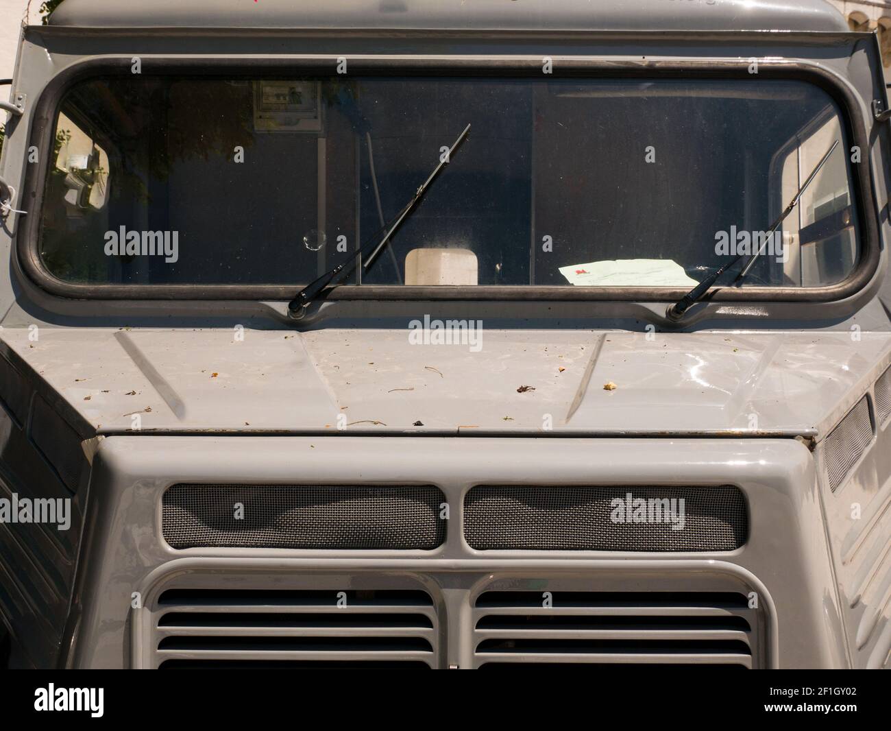 Frontend eines grauen antiken Pickup-LKW Stockfoto