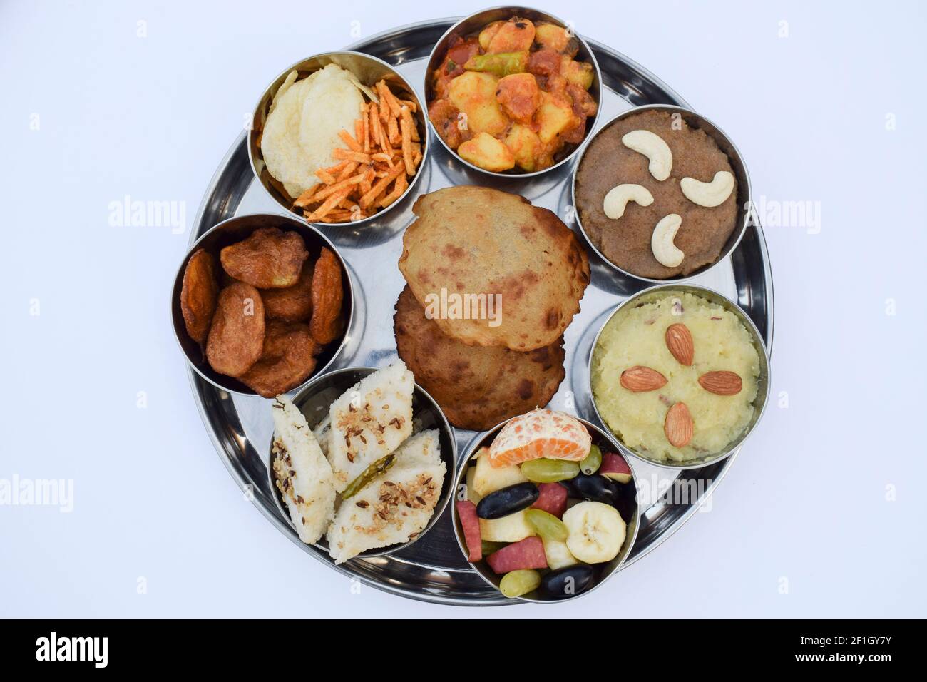 Indische Fasten Küche Upwas Artikel Thali complere Mahlzeit für vrat ekadashi.Upawas thali Mahlzeit mit Rajgira puri, Paratha, shakarkand halwa, alu sabji, amara Stockfoto