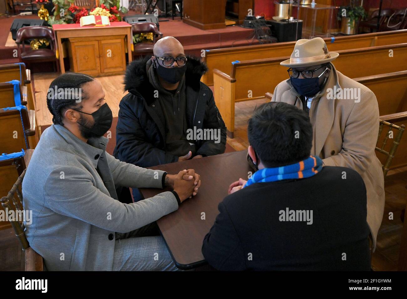 New York City Burgermeister Anwarter Andrew Yang Untere Mitte Trifft Sich Mit Terrence Floyd Obere Mitte Der Bruder Von George Floyd Reverend Kevin Mccall R Und Andre Richardson L Senior Advisor Von