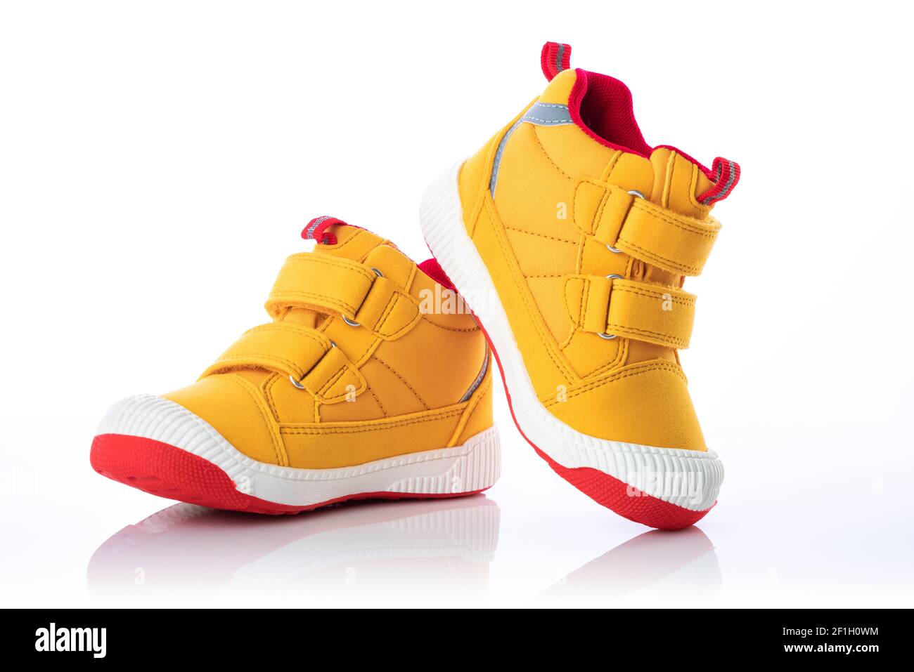 Gelbe Babyschuhe. Kinder Sport Sneaker isoliert auf weißem Hintergrund Stockfoto