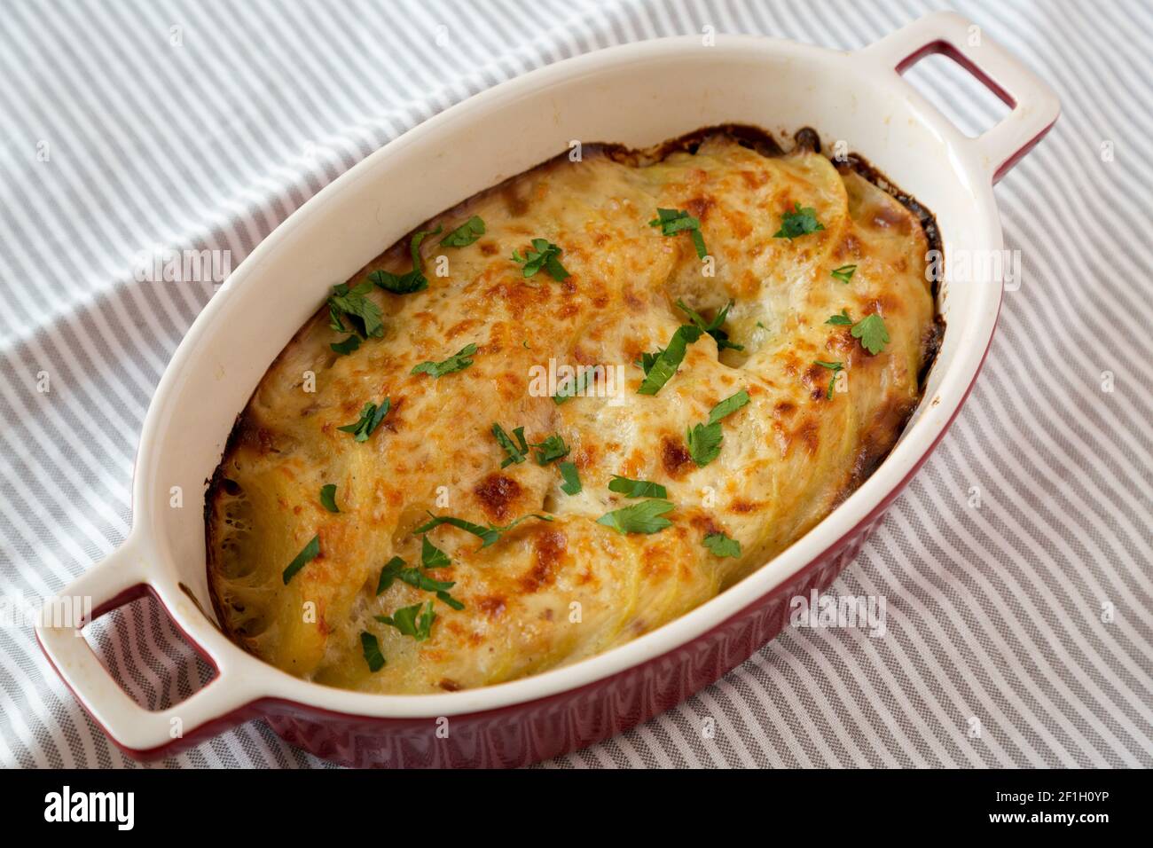 Hausgemachte Scalloped Potatoes, Seitenansicht. Stockfoto