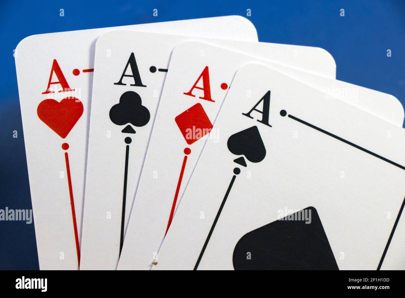 Nahaufnahme der Hand eines Mannes mit vier Assen Auf einem Pokertisch Hintergrund Stockfoto
