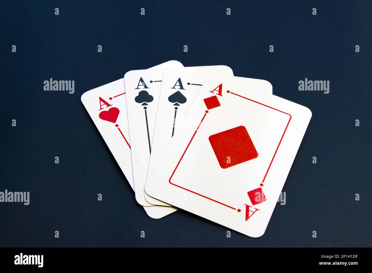 Ein Nahaufnahme von vier Assen auf einem Pokertisch Hintergrund mit einem Kopierbereich Stockfoto