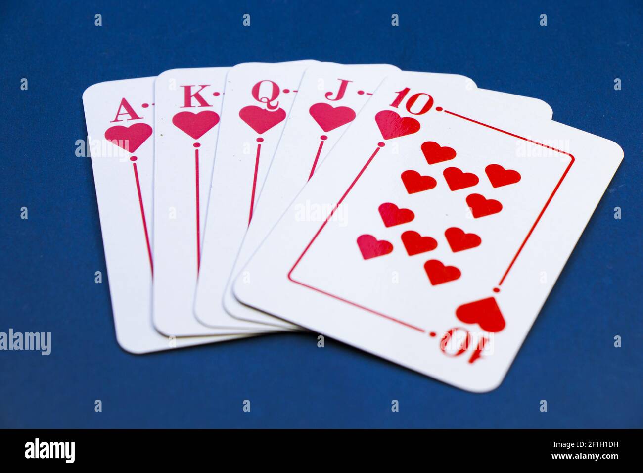 Eine Nahaufnahme von Herz Royal Flush Karten auf Ein Pokertisch Stockfoto