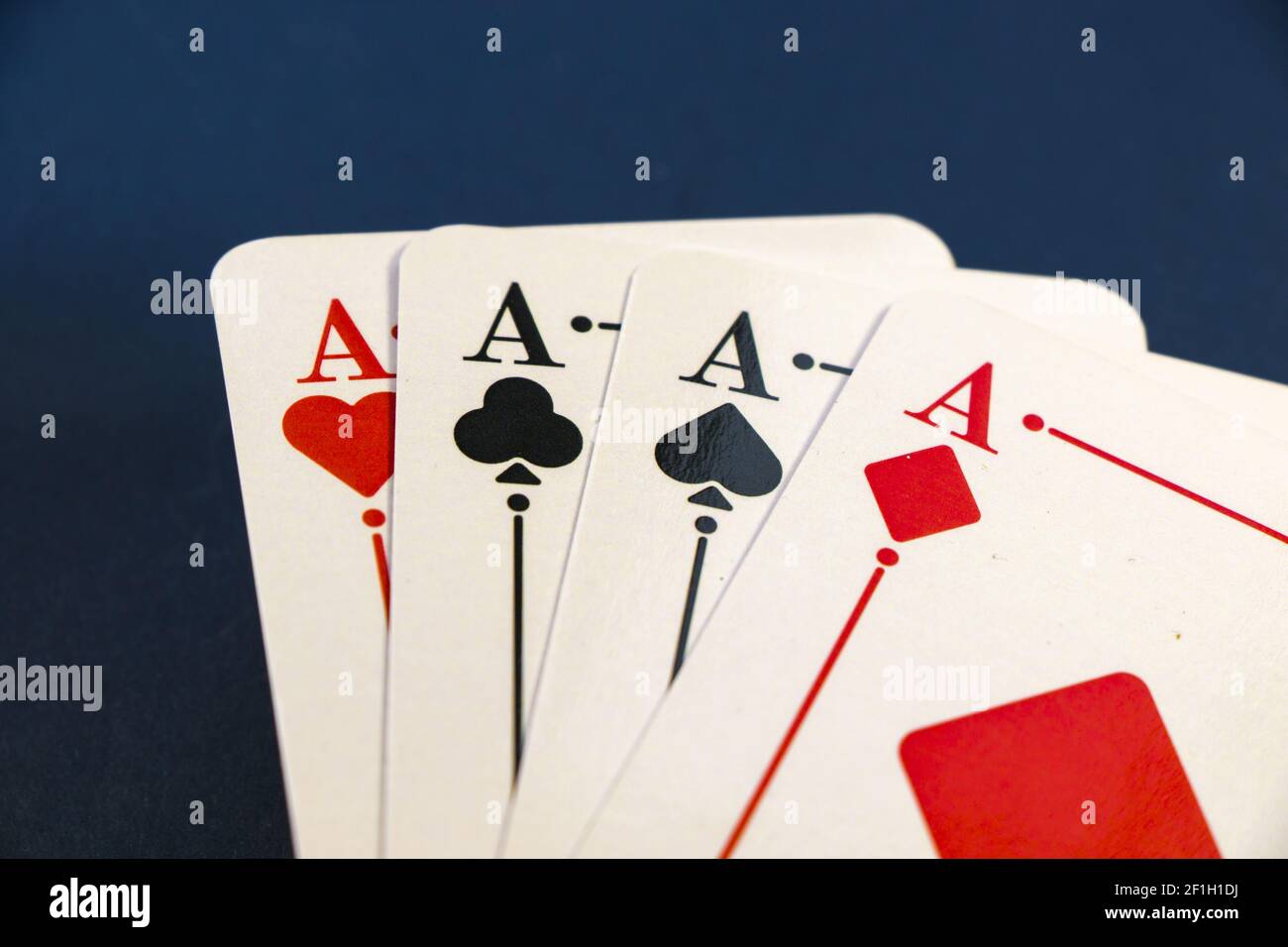 Nahaufnahme der Hand eines Mannes mit vier Assen Auf einem Pokertisch Hintergrund Stockfoto