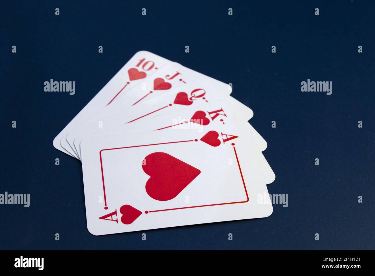 Eine Nahaufnahme von Herz Royal Flush Karten auf Ein Pokertisch mit einem Kopierplatz Stockfoto