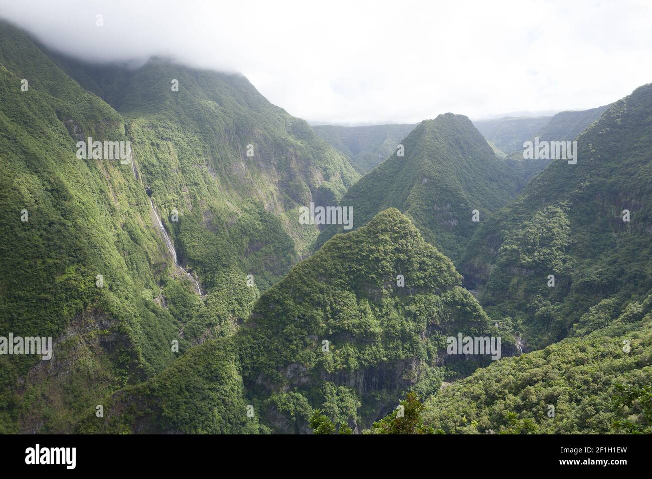 Hohe Wasserfälle in der Takamaka-Schlucht in Réunion, Frankreich - auf der Insel La Réunion Stockfoto