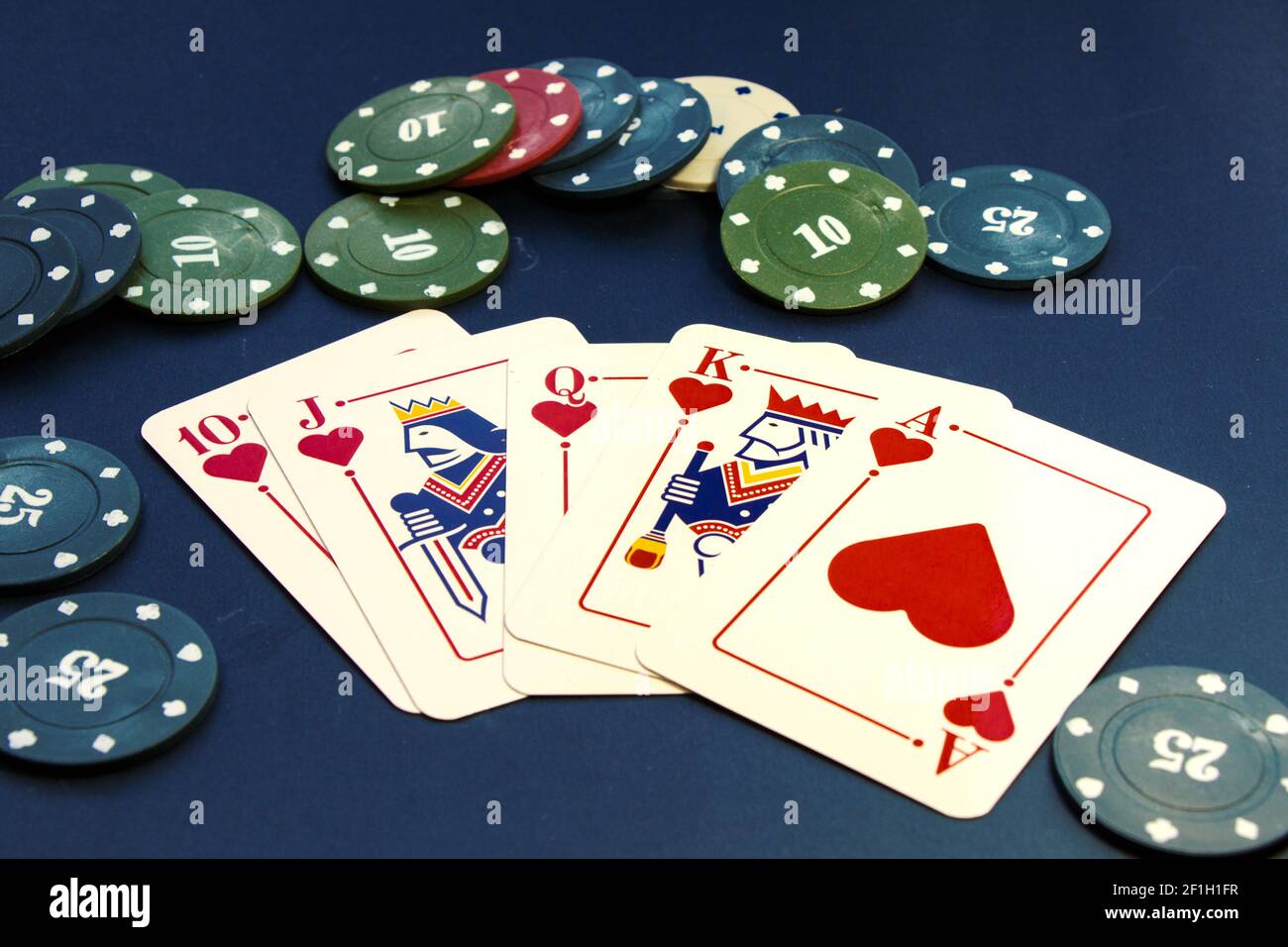 Ein Nahaufnahme von Herz Royal Flush Karten und Chips Verbreiten Sie sich auf einem Pokertisch Stockfoto