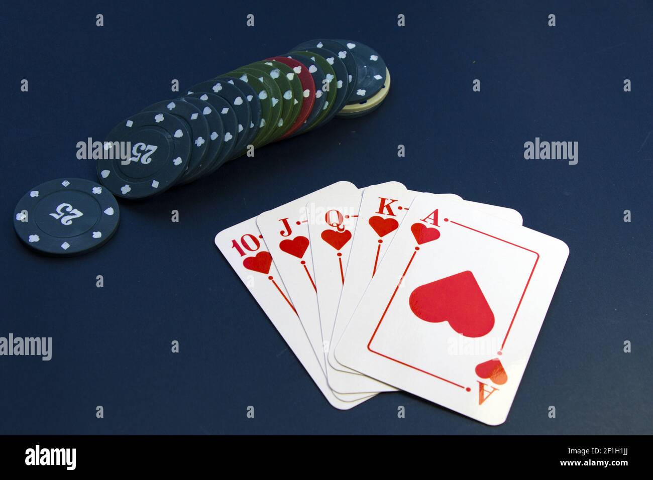 Eine Draufsicht auf Herz Royal Flush Karten und Chips Gleichmäßig auf einem Pokertisch angeordnet Stockfoto