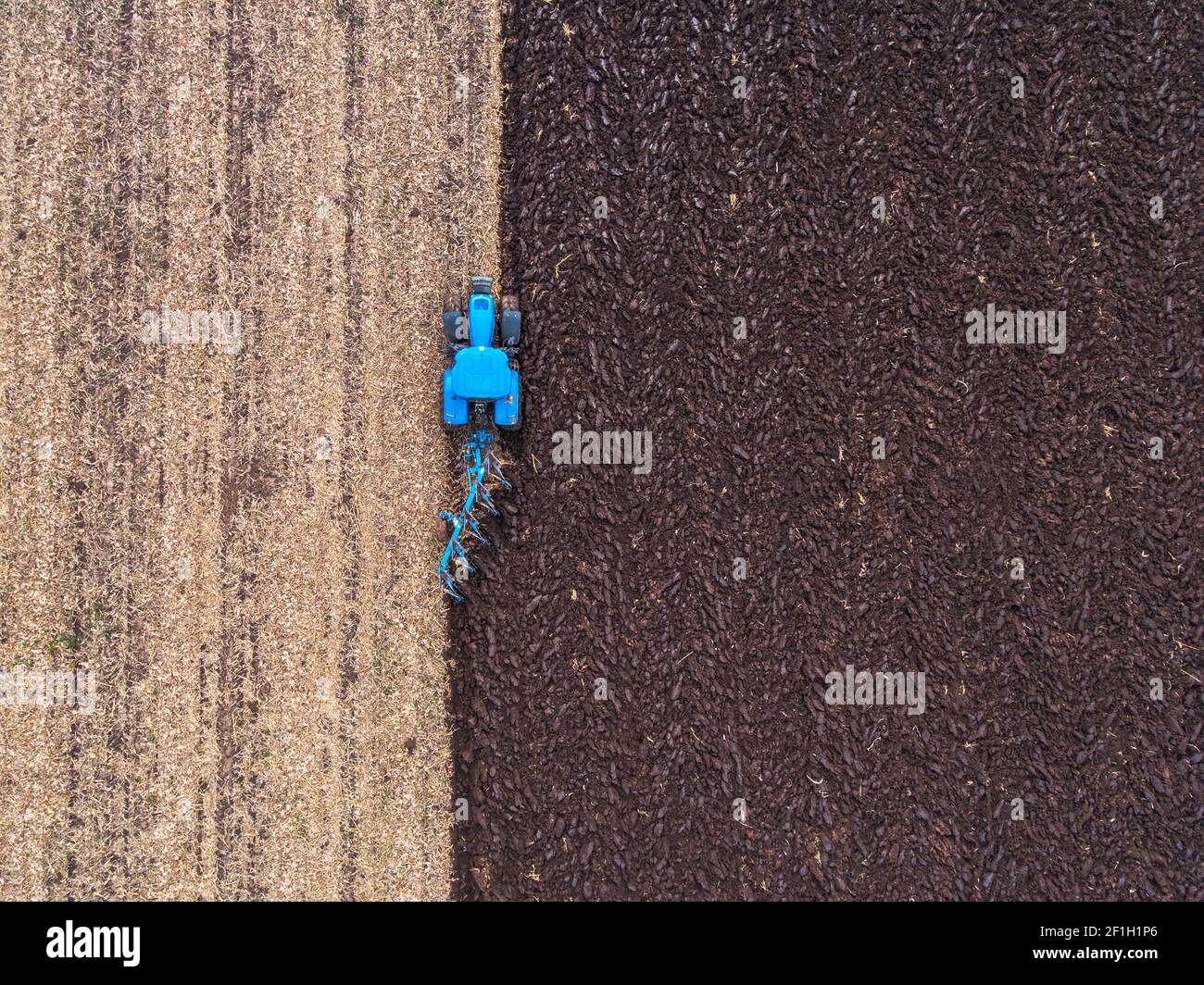 Traktor pflügen die Felder , landwirtschaftliche Landschaft Stockfoto