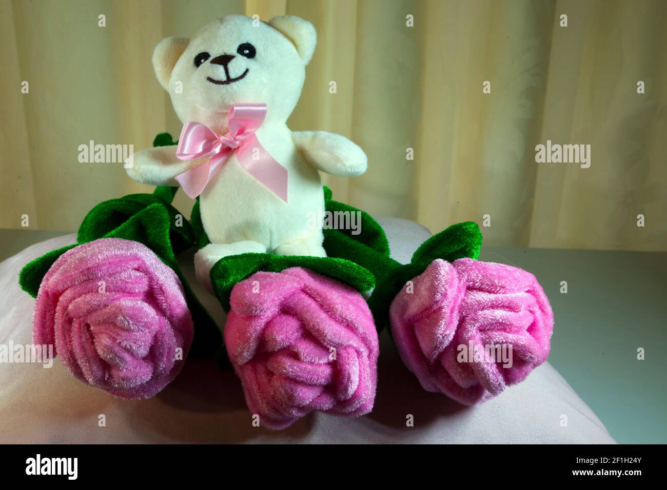 Mother's Day Teddybär und rosa Rosen. Stockfoto