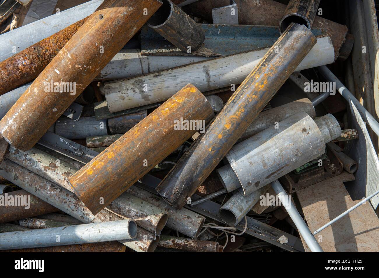 Drohne über Ansicht auf Eisenbahnwaggon mit Schrott gefüllt. Metallrecycling. Stockfoto