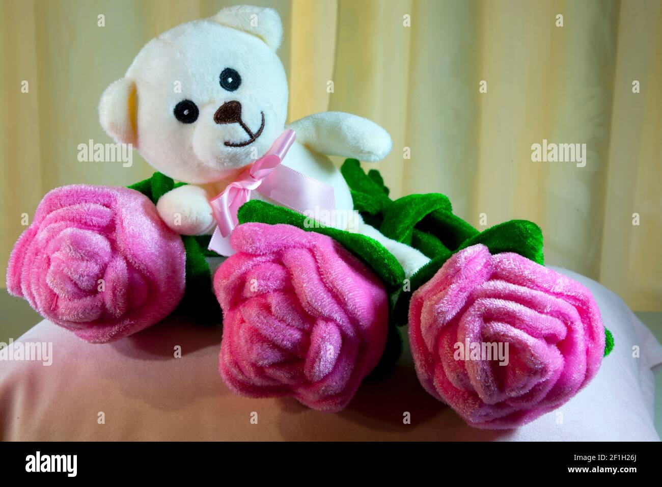 Mother's Day Teddybär und rosa Rosen. Stockfoto