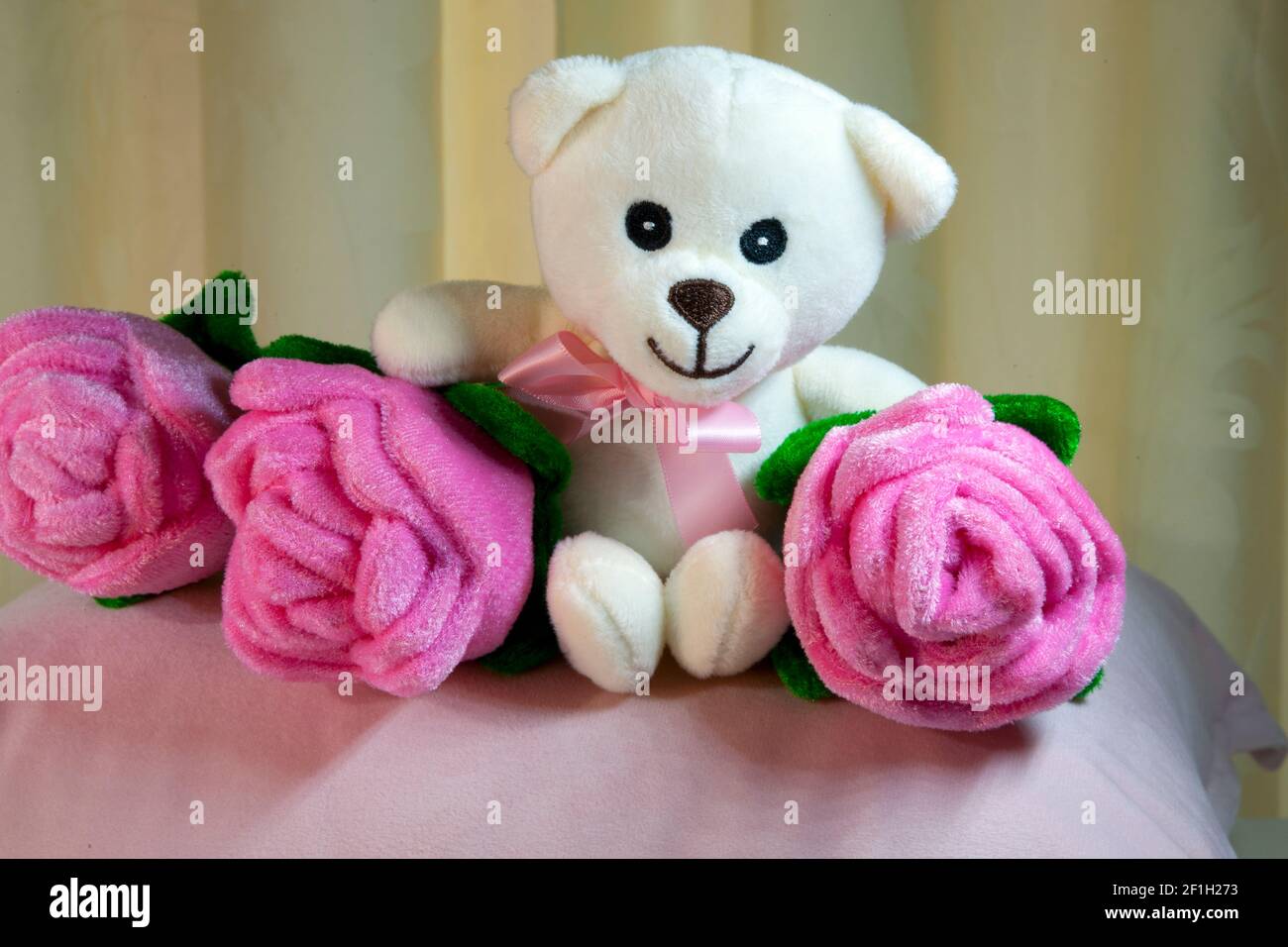 Mother's Day Teddybär und rosa Rosen. Stockfoto