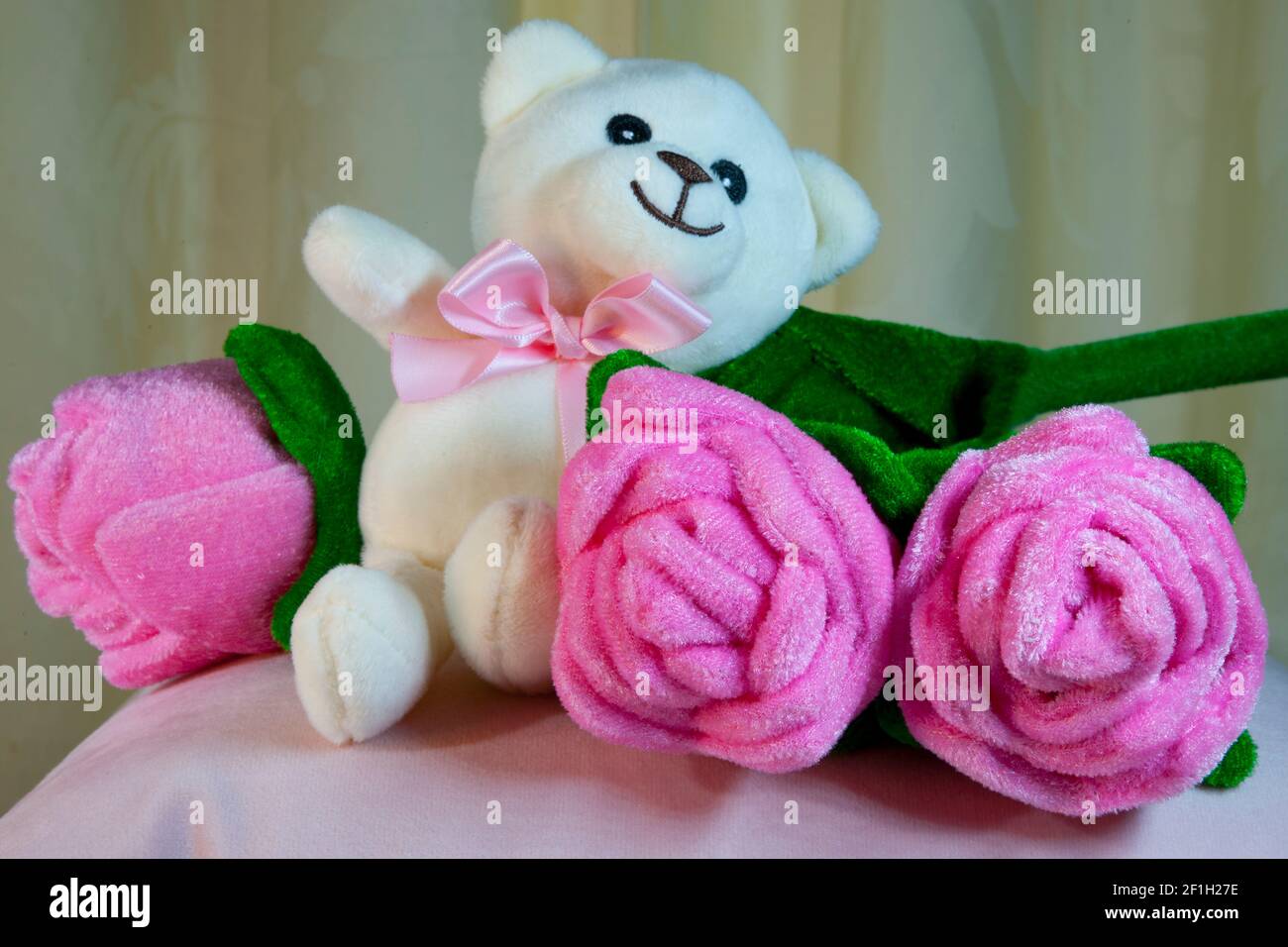 Mother's Day Teddybär und rosa Rosen. Stockfoto